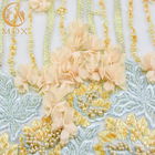 La decorazione floreale distintiva di lavoro manuale del pizzo 3D merletta il tessuto per il vestito