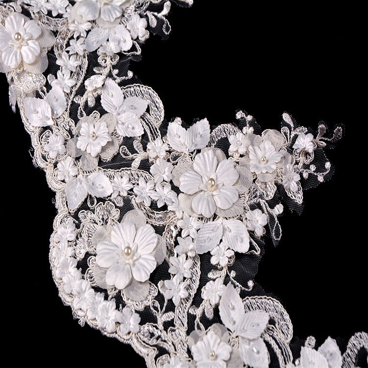 Ricamo grazioso del vestito da sposa 3D del fiore della disposizione piacevole del pizzo per l'indumento